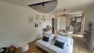 Coin salon dans l'établissement Gîte Au Cœur des Châteaux