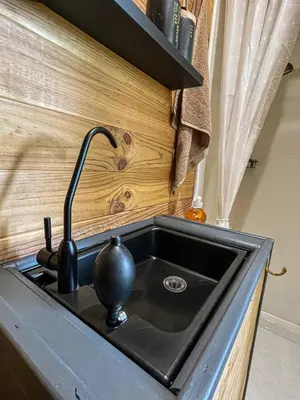 Cuisine ou kitchenette dans l'établissement Insolite Le Coin du Bûcheron