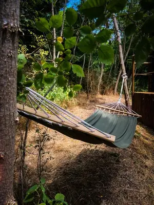 Jardin de l'établissement Insolite Le Coin du Bûcheron