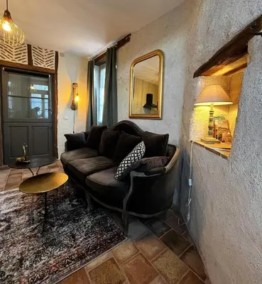 Coin salon dans l'établissement Le Boudoir de Zine, une escapade au cœur des châteaux