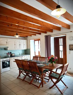 Cuisine ou kitchenette dans l'établissement Maison de campagne Sud Touraine 37