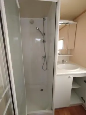 Salle de bains dans l'établissement Mobil home Le Duo Tranquille