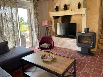 Coin salon dans l'établissement Gîte de charme près du Mans pour 4 avec piscine naturelle - FR-1-410-473