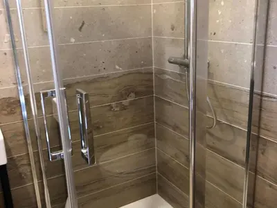 Salle de bains dans l'établissement Maison d'hôtes près de La Flèche, adaptée PMR, animaux admis, petit-déjeuner inclus - FR-1-410-475