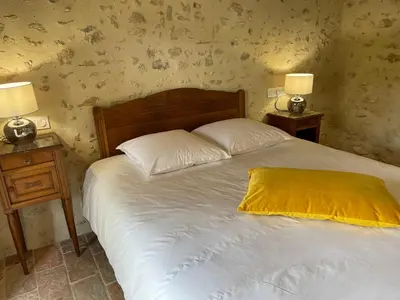 Un ou plusieurs lits dans un hébergement de l'établissement Maison d'hôtes près de La Flèche, adaptée PMR, animaux admis, petit-déjeuner inclus - FR-1-410-475