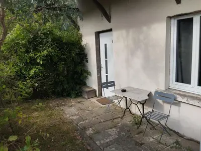 Jardin de l'établissement Studio meublé indépendant