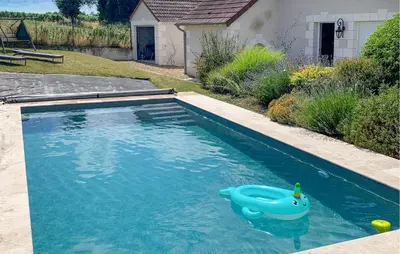 Piscine de l'établissement Gite Avec Piscine Et Jacuzzi ou située à proximité