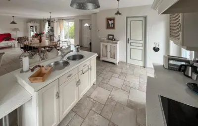 Cuisine ou kitchenette dans l'établissement Gite Avec Piscine Et Jacuzzi