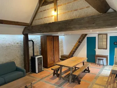Coin salon dans l'établissement Grange de caractère avec cour privée