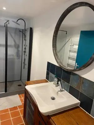 Salle de bains dans l'établissement Grange de caractère avec cour privée