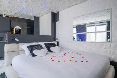 Un ou plusieurs lits dans un hébergement de l'établissement Suite jungle amour détente