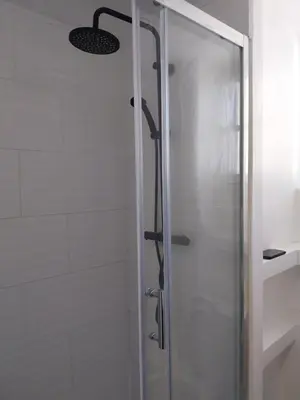 Salle de bains dans l'établissement Le Figuier