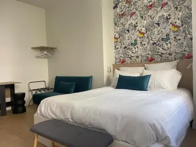 Un ou plusieurs lits dans un hébergement de l'établissement Studio Calme Coeur Historique