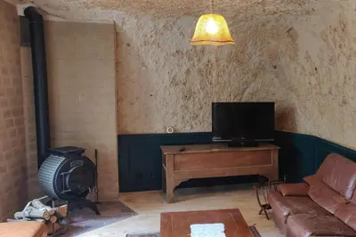 Télévision ou salle de divertissement dans l'établissement La maison de Madeleine