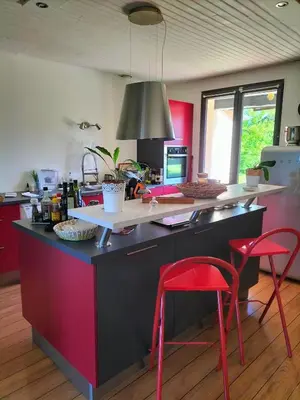Cuisine ou kitchenette dans l'établissement Le jardin des oiseaux