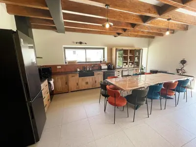 Cuisine ou kitchenette dans l'établissement Gîte avec jardin privé, proche des châteaux, animaux admis - FR-1-381-627