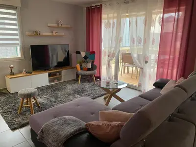 Télévision ou salle de divertissement dans l'établissement Maison récente à 15 minutes du circuit des 24 heures du Mans