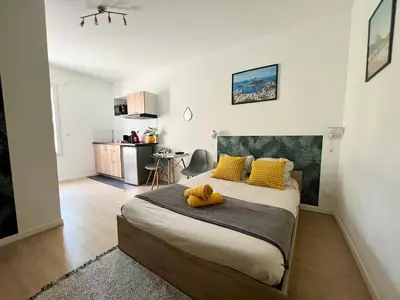 Coin salon dans l'établissement Studio Rio - Confortable avec jardin d'été I proche gare et centre
