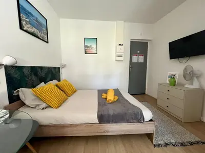 Un ou plusieurs lits dans un hébergement de l'établissement Studio Rio - Confortable avec jardin d'été I proche gare et centre