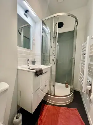 Salle de bains dans l'établissement Studio Rio - Confortable avec jardin d'été I proche gare et centre