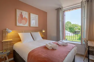 Un ou plusieurs lits dans un hébergement de l'établissement Maison L'Escale, proche des bords de Loire, 6 chambres avec sdb privée, jardin & terrasse