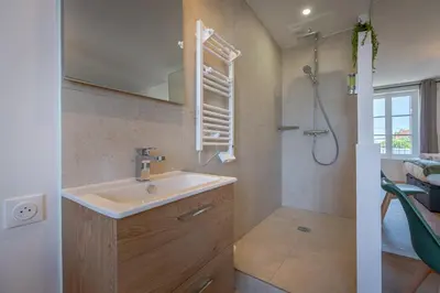 Salle de bains dans l'établissement Maison L'Escale, proche des bords de Loire, 6 chambres avec sdb privée, jardin & terrasse