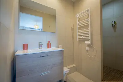 Salle de bains dans l'établissement Maison L'Escale, proche des bords de Loire, 6 chambres avec sdb privée, jardin & terrasse