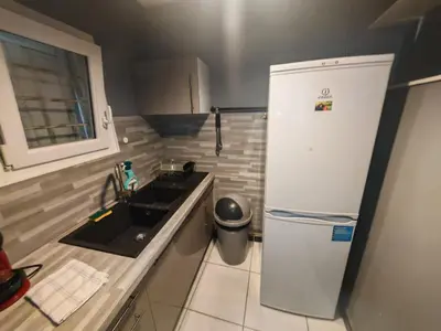 Cuisine ou kitchenette dans l'établissement T2 COMPLET BLOIS Centre 38 M2-Parking et linge inclus
