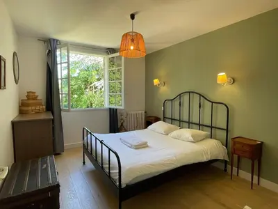 Un ou plusieurs lits dans un hébergement de l'établissement Villa de charme, 6 chambres, grand parc arboré
