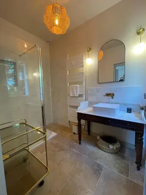 Salle de bains dans l'établissement Villa de charme, 6 chambres, grand parc arboré