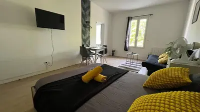 Télévision ou salle de divertissement dans l'établissement Studio Bali I spacieux avec jardin d'été I proche Futuroscope