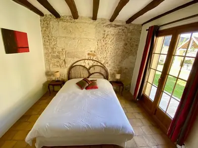 Un ou plusieurs lits dans un hébergement de l'établissement NEW gite confort 220 m2, 15 pers, 6CH-4SDB-4WC avec jacuzzi, gym, billard, babyfoot, à 2h30 de Paris