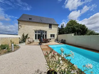 Piscine de l'établissement Charmant Gîte 6 Pers avec Piscine Privée et Jardin, Avon-les-Roches - FR-1-381-629 ou située à proximité