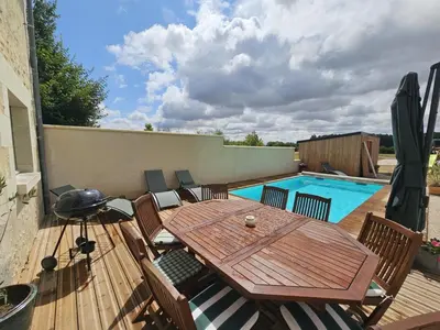 Balcon ou terrasse dans l'établissement Charmant Gîte 6 Pers avec Piscine Privée et Jardin, Avon-les-Roches - FR-1-381-629