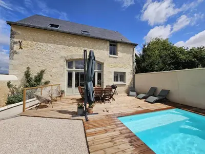 Piscine de l'établissement Charmant Gîte 6 Pers avec Piscine Privée et Jardin, Avon-les-Roches - FR-1-381-629 ou située à proximité