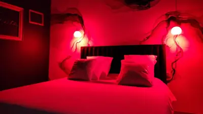 Un ou plusieurs lits dans un hébergement de l'établissement La Volupté - Love room avec Jacuzzi - Sauna
