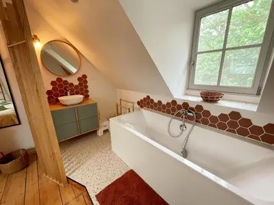 Salle de bains dans l'établissement Gîte proche châteaux, jardin, parking, max 4 pers - FR-1-381-631