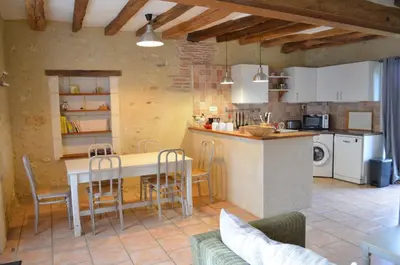 Cuisine ou kitchenette dans l'établissement Gîte Ecureuil avec piscine 4-6 personnes