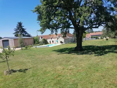 Jardin de l'établissement Gîte Ecureuil avec piscine 4-6 personnes
