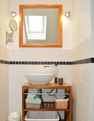 Salle de bains dans l'établissement Gîte Hibou avec piscine 4-6 personnes