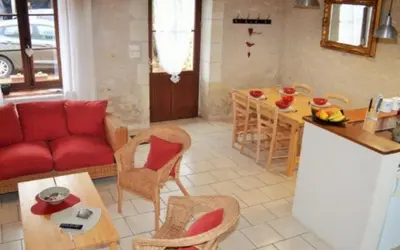 Cuisine ou kitchenette dans l'établissement Gîte Hibou avec piscine 4-6 personnes