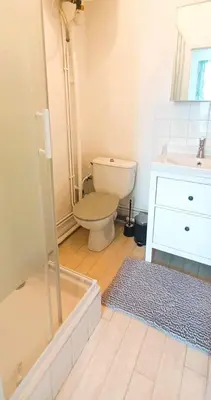Salle de bains dans l'établissement La Terrasse, T2 proche gare, Wifi, tv HD, grande terrasse