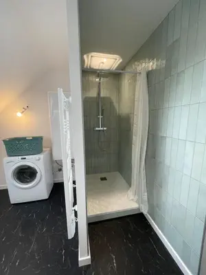 Salle de bains dans l'établissement Le Grand Francillon