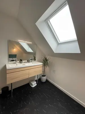 Salle de bains dans l'établissement Le Grand Francillon