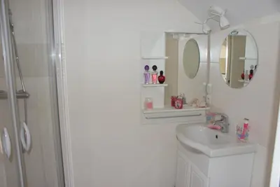 Salle de bains dans l'établissement Appartement tout confort dans petit jardin calme