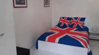 Un ou plusieurs lits dans un hébergement de l'établissement Appartement tout confort dans petit jardin calme