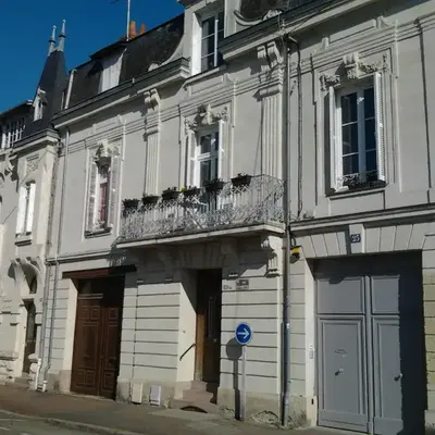 Appartement tout confort dans petit jardin calme