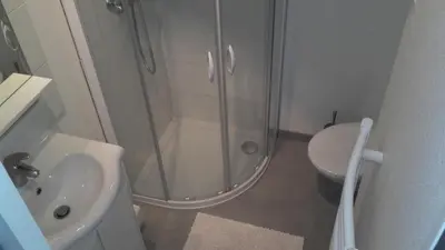 Salle de bains dans l'établissement studio tout confort dans petit jardin calme