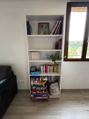 Bibliothèque dans la maison de vacances