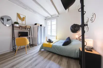 Un ou plusieurs lits dans un hébergement de l'établissement Studio Cosy Les 3 écritoires, hyper centre, wifi, VELORA